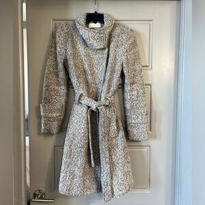 Beautiful T Tahari pea coat! 🩶🤍